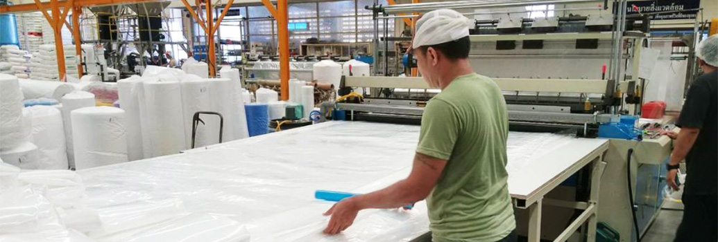 Hombre fabricando bolsas plásticas